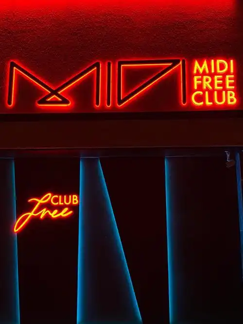 又是和小姐妹们出去嗨皮的日子～刚好探探南门这家新开的酒吧～位置就