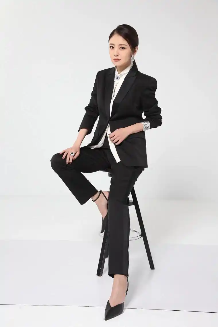 原创安以轩产后首个广告片曝光戴亿元珠宝抛娘味重回少女时代