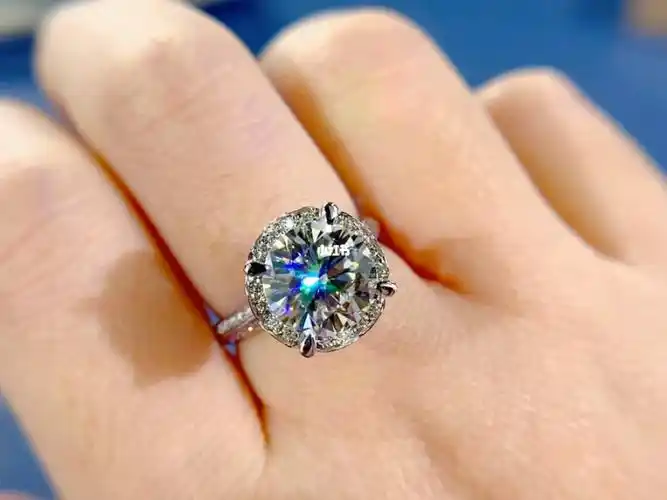 手捧花钻戒3克拉