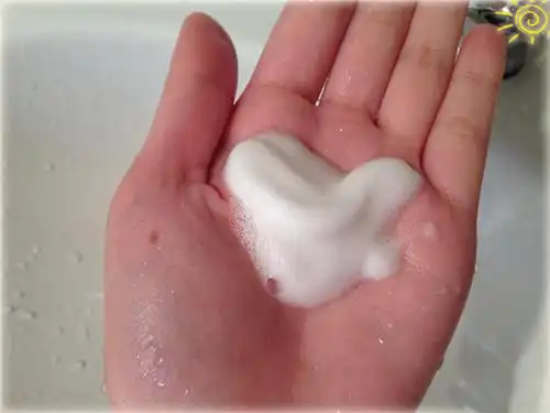 挤出来的泡沫很细腻,像奶油又像海绵,淡淡的不知道像神马的味道,闻