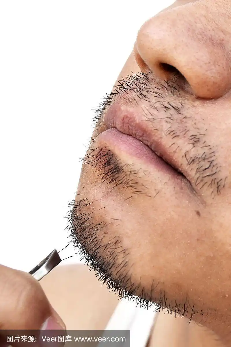 男子用镊子在白色背景上拔胡子