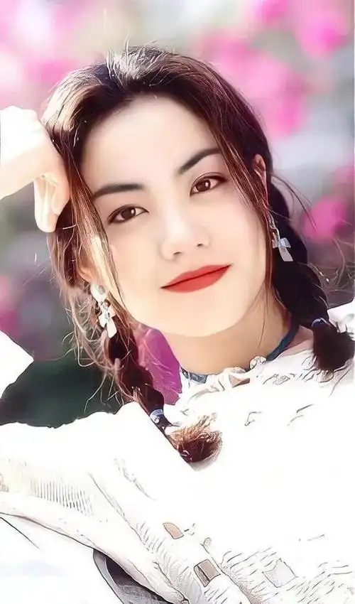 王菲这么有女人味浓妆艳抹遮不住优雅气质不愧是天后