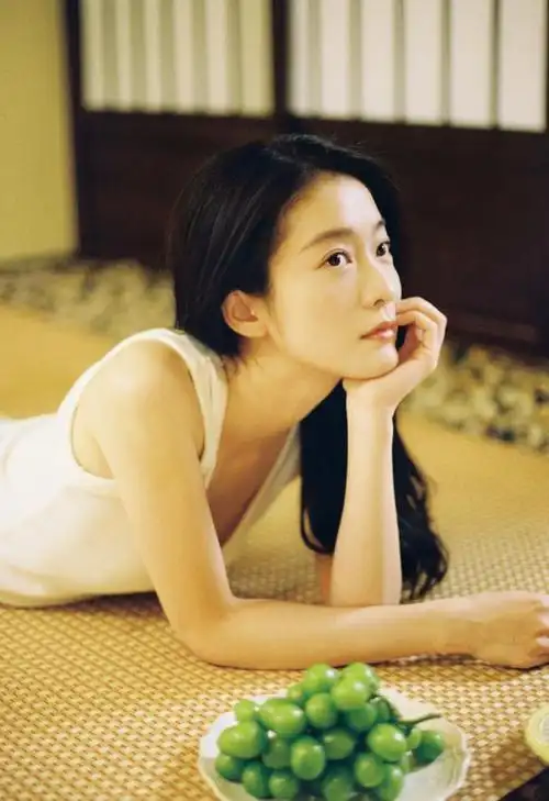 张雪迎夏日白色背心小清新私服写真组图__财经头条