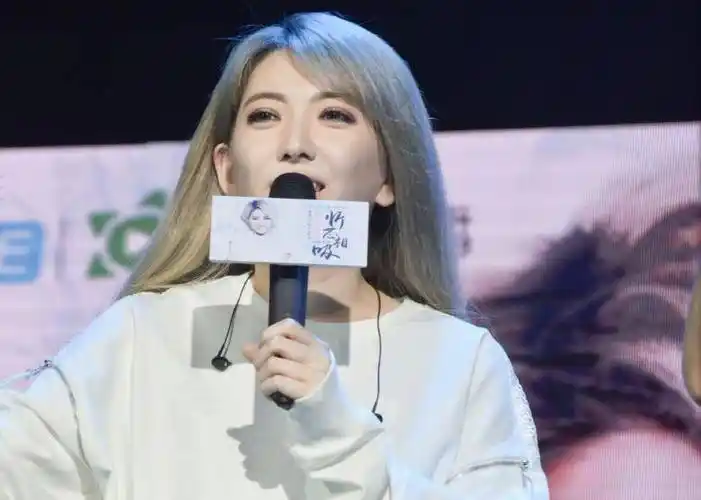 "快乐女声"人气王刘忻,拒绝参加《浪姐》,错失翻红的机会!