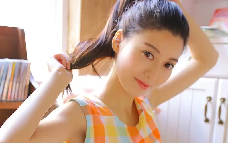 格子连体裙美女写真高清电脑桌面壁纸