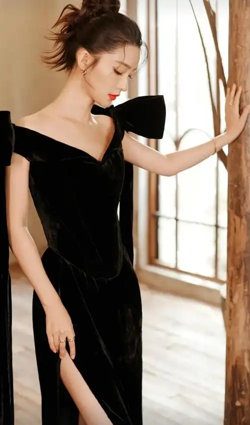 李沁红唇黑裙美照,高贵冷艳,复古优雅!__财经头条