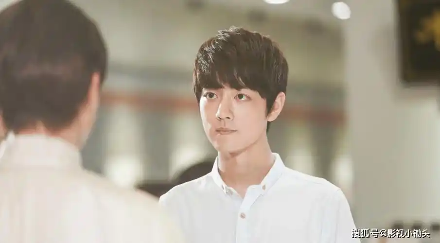 摄影店的梁老板他在剧中饰演《相爱穿梭千年2》客串穿越言情剧他在