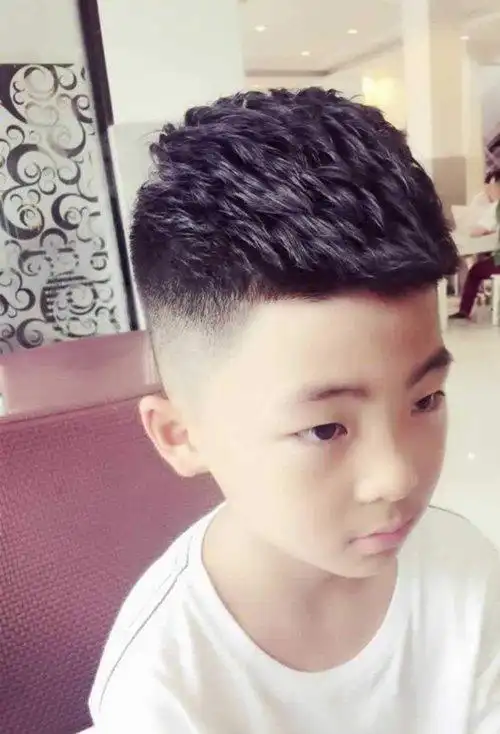 儿童适合剪出的短头发发型图 小男孩剃个性帅气短发造型大全(3)