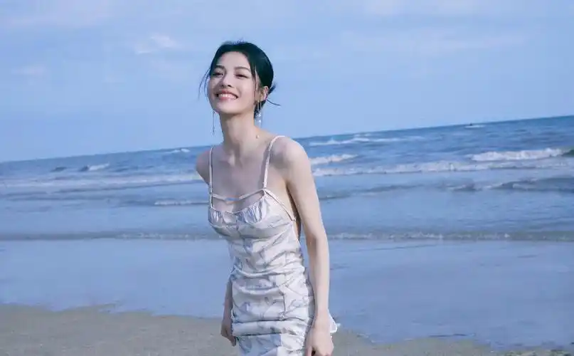 太喜欢这组照片了#夏天的风 #钟楚曦 #海边 - 抖音