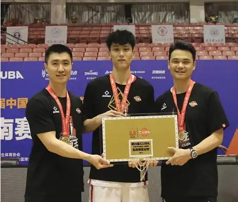 当时牌头中学的篮球队主教练陈炽,觉得他在篮球上有天赋,便将栾利程特