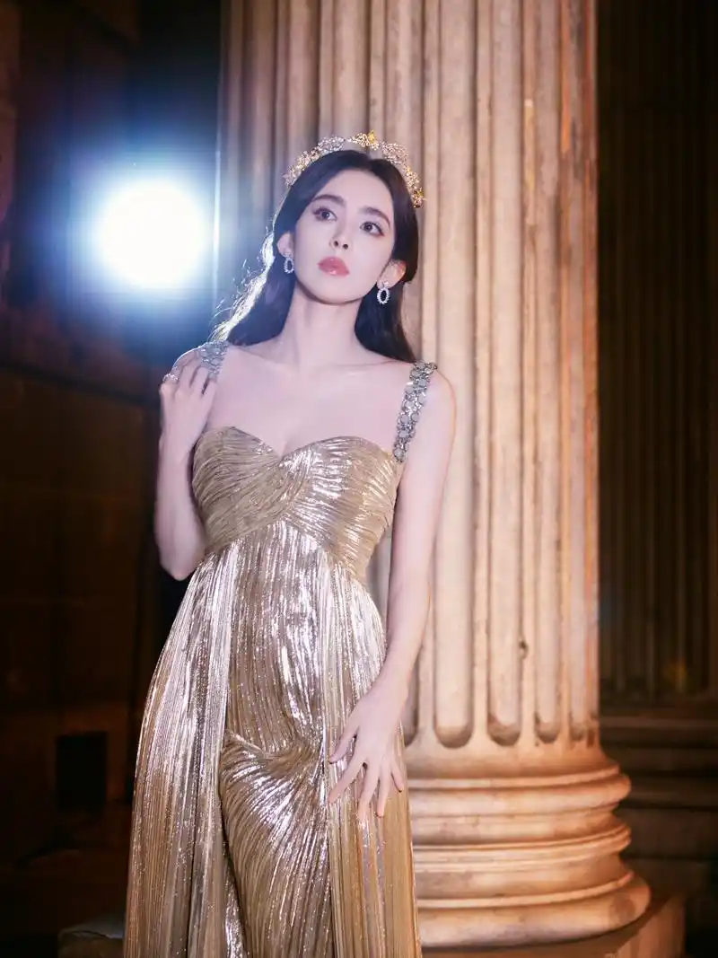 古力娜扎最新红毯造型,头戴皇冠,一身金色深v礼服尽显完美女神气质.