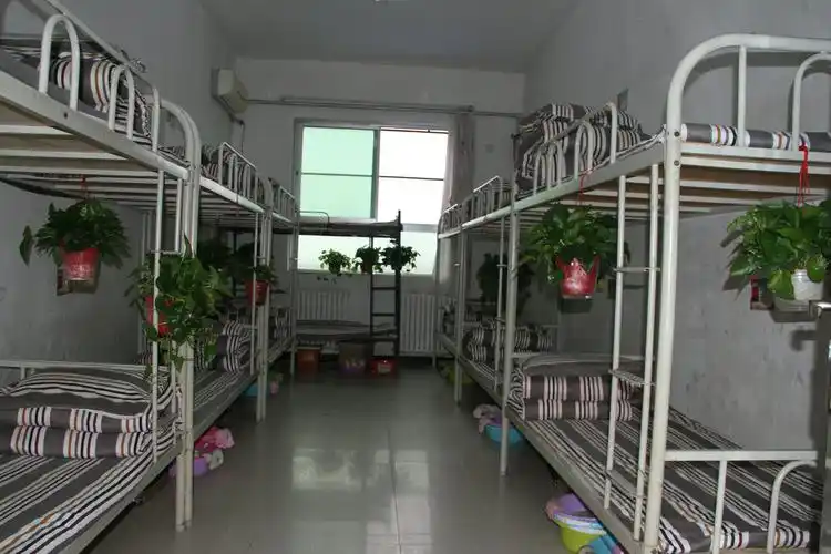 携手搭建爱的家园――实验初中温馨宿舍评比活动