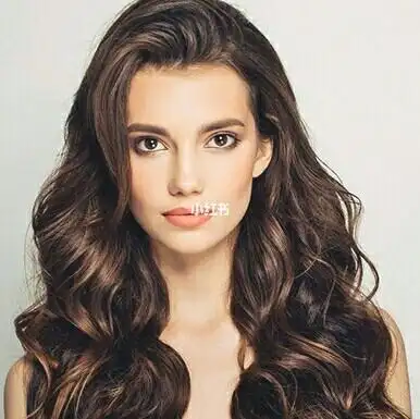 女生好看的发型 女生高个子中分烫卷发发型 梳中分的发型哪种发型会看