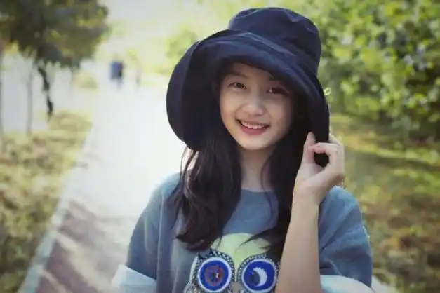 美貌吸睛,才华横溢引关注|孙莉|黄磊|毕业照|娱乐圈|黄忆慈_网易订阅