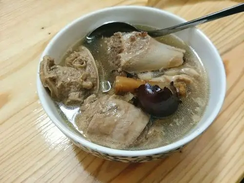 会做饭的招财猫做的炖羊胎盘汤