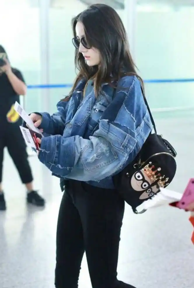 迪丽热巴机场私服好休闲,简约的搭配给人时髦又舒适的感觉