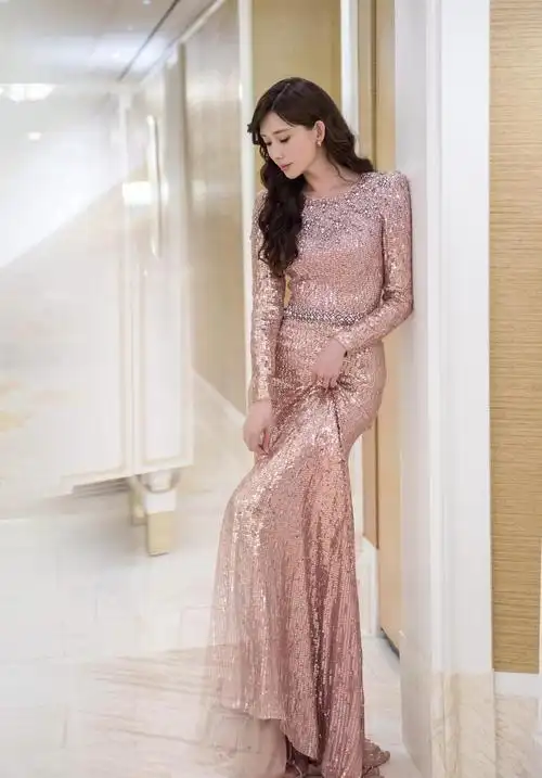 46岁林志玲魅力不减 穿一袭红色薄纱连衣裙高级减龄 - 时尚潮流资讯