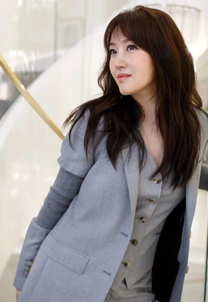 49岁的杨钰莹依旧甜美穿黄色连衣裙配同色系高跟鞋美出新高度