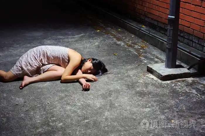在巷子里死了的女孩