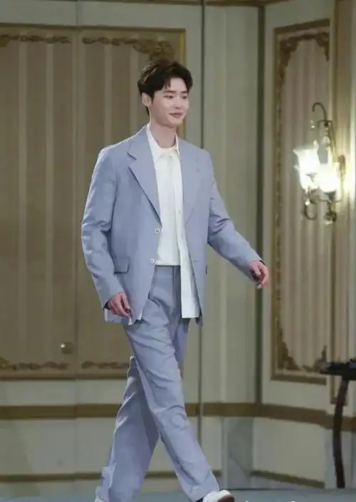 李钟硕终于要回归啦穿休闲装照样帅回巅峰更占据韩剧半个江山