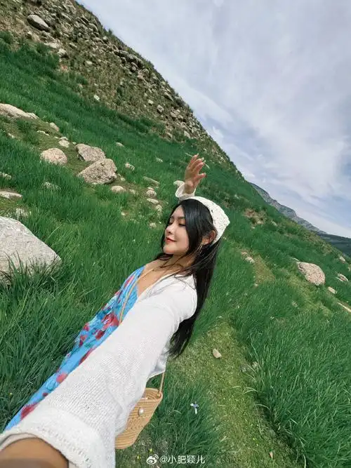 的女儿  在这里,马兰花大草原一望无际  青青草甸装扮着夏季的色彩