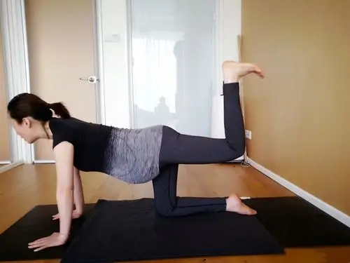 43岁蒋勤勤怀二胎做瑜伽,挺巨肚劈叉倒立