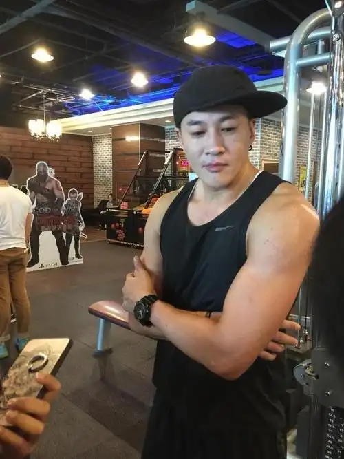 45岁何润东现身横店穿背心肌肉还是那么发达运动成就了她