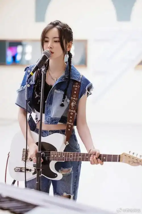 五代浪姐同台表演##尚雯婕没去歌手去618了