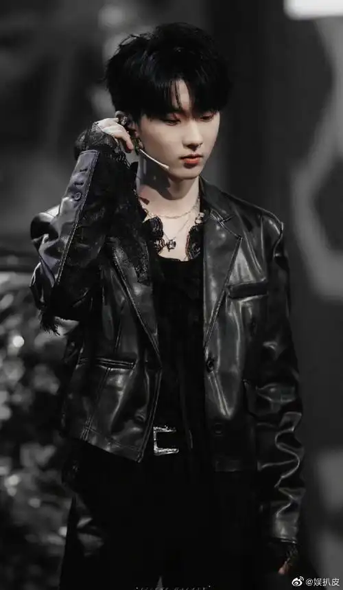 马嘉祺黑色西装随拍