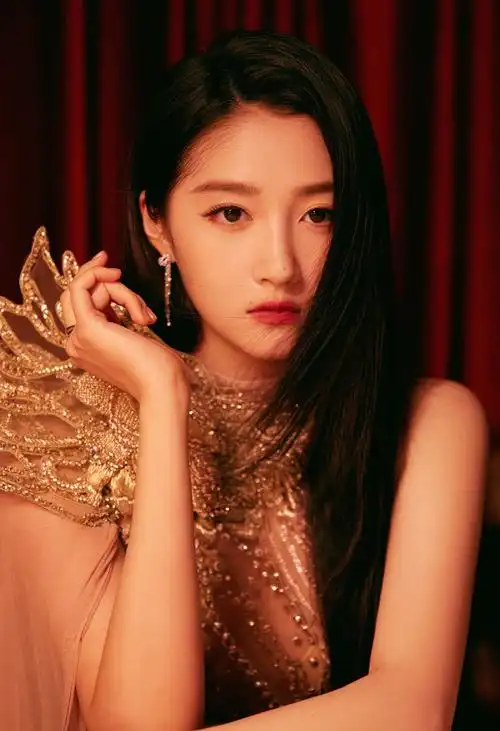 关晓彤华丽高贵显成熟新写真光影交织星光氤氲