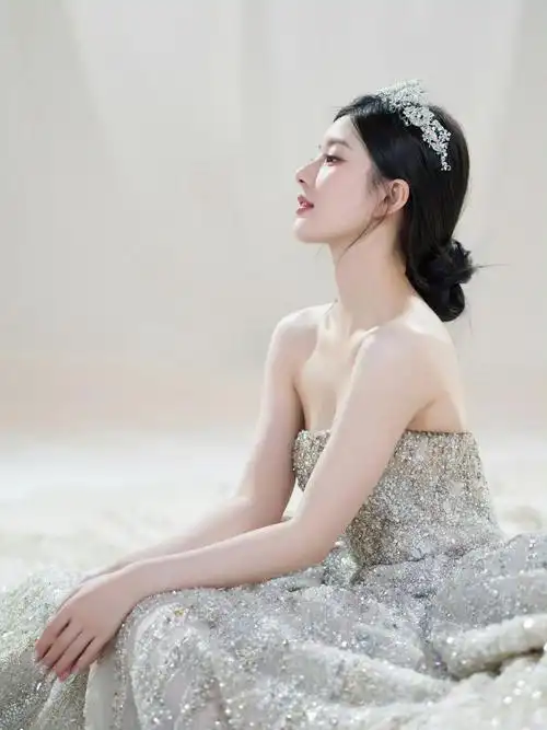 赵露思今晚的造型太漂亮了,钻石礼服搭配王冠