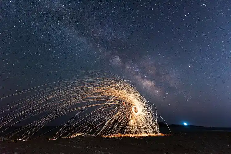 银河星空下的焰火图片