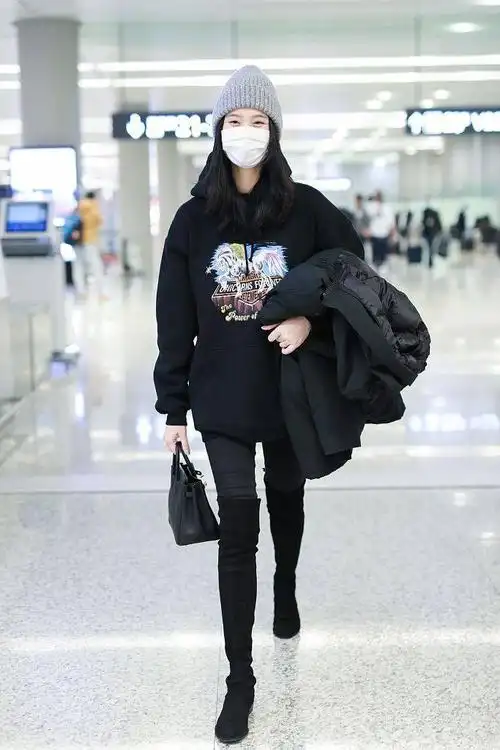 2020年12月7日,奚梦瑶机场街拍.
