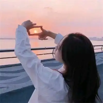 唯美洒脱的女生背影头像好看的黑色系头像女