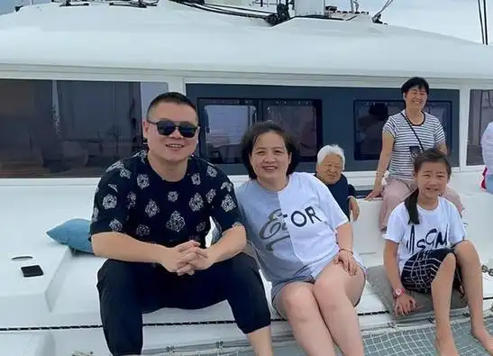 德云社岳云鹏妻子聚会照被晒吃胖了与岳云鹏更有夫妻相了