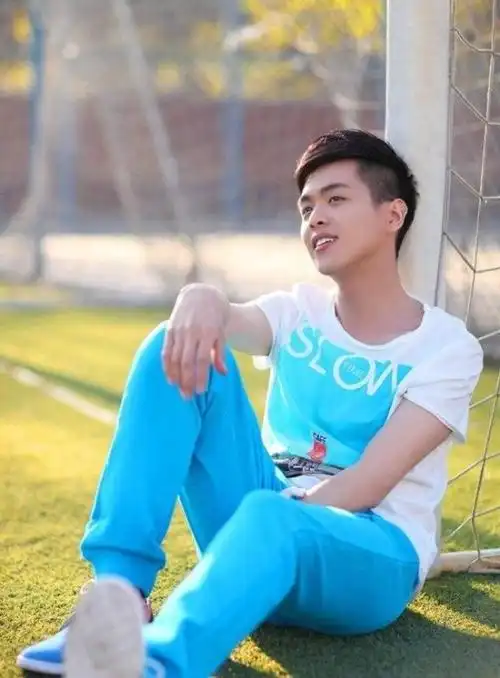 肌肉男:小鲜肉张若昀校园高清写真照片-小虾米
