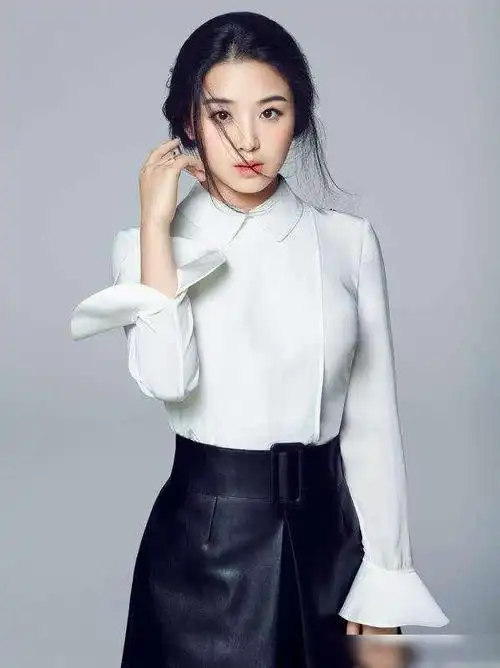 31岁张含韵晒近况,嘟嘴比剪刀手太可爱,曾被全网黑太辛酸