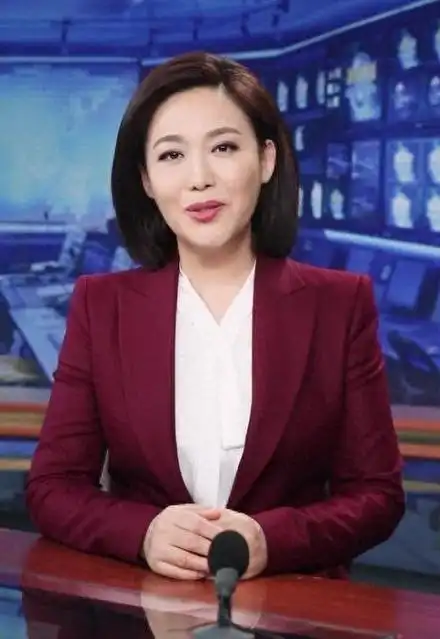 她是央视的一员,之前一直是《新闻联播》的主持人,被称为"国脸",深受