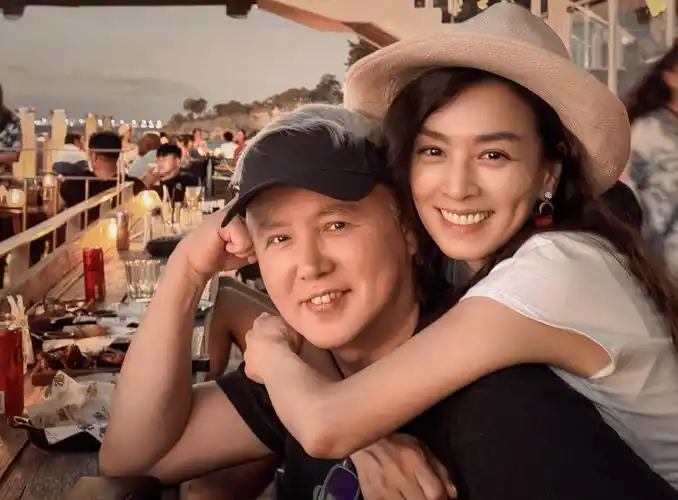 54岁张庭彻底翻身,又开始在国内"巡演",23亿资产已被解封_夫妇_林瑞阳