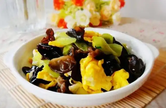 家常美食:木耳炒鸡蛋,番茄鱼片汤,牛腩鸡汁脆笋