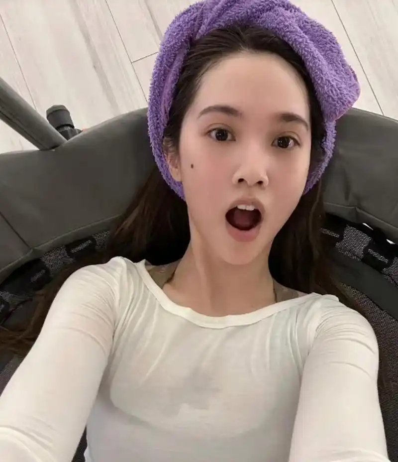 杨丞琳晒运动后的素颜照,她的五官就是天生明星脸,不加修饰也那么好看