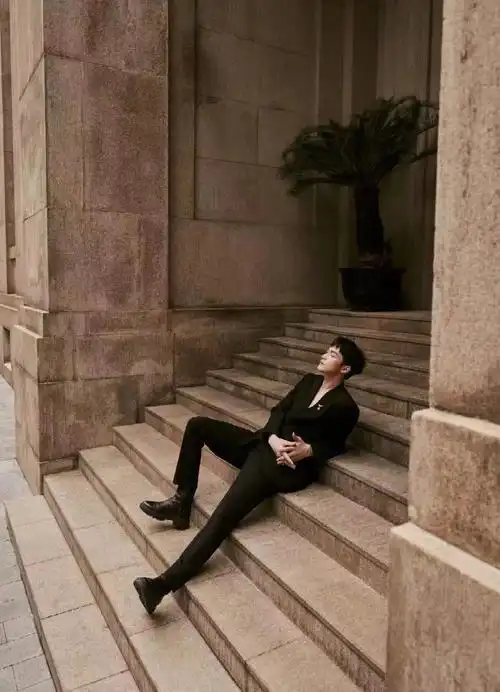 从瑞士高山传统中采撷灵感,柔软小牛皮精制,酷黑型格,穿行于初冬街头