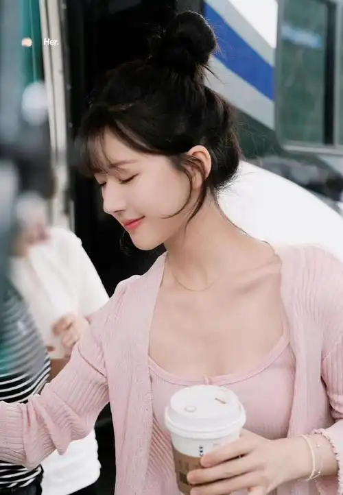 天选女鹅!赵露思偷偷藏不住上班饭拍,粉色针织衫配丸子头好漂亮