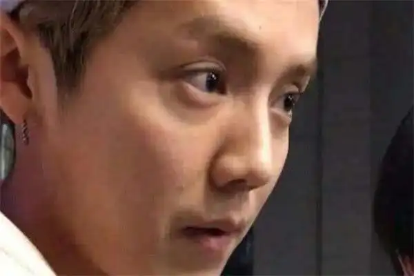 他的身上也有军人的气息,杨洋卸了妆之后的样子,跟他化妆并没有很大的