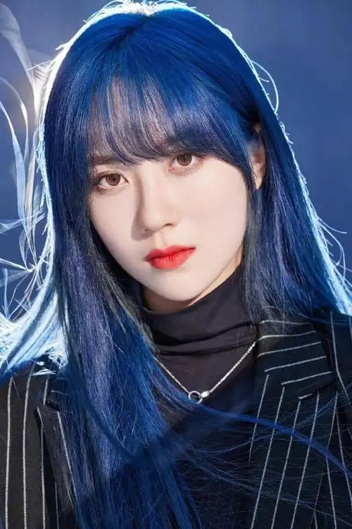 blue蓝黑系造型#@gnz48-郑丹妮-黑色条纹西装搭配冷艳的蓝色长直发