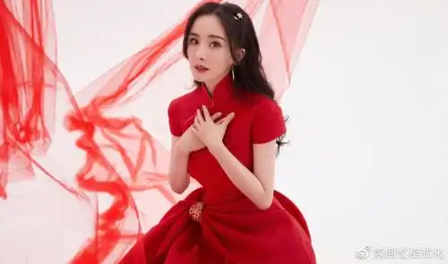 杨幂路演黑西装霸气,现场喊话网友还id,新剧开播双台破0.