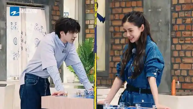 蔡徐坤baby互相惩罚喝醋,沙溢:你们两谁能先把醋喝完,都佩服了