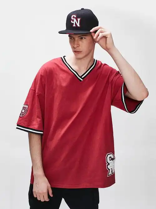 绯红色全棉休闲v领徽章男士棒球衫