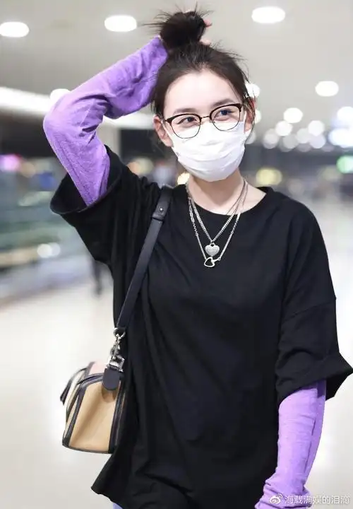 机场街拍蒋依依黑紫撞色卫衣浅蓝色牛仔裤可爱美丽