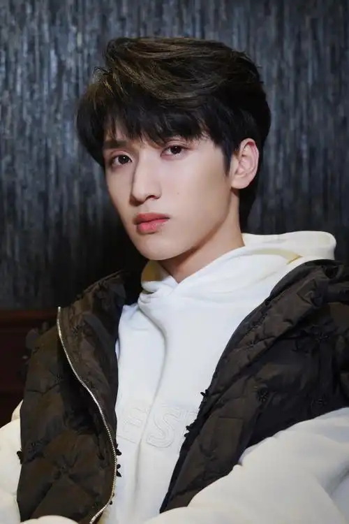 拍了就要发出来给我们看眼神好a!太帅了@时代少年团-严浩翔